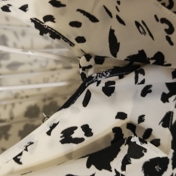 Pretty cream and black floral top - Picture 5 of 13